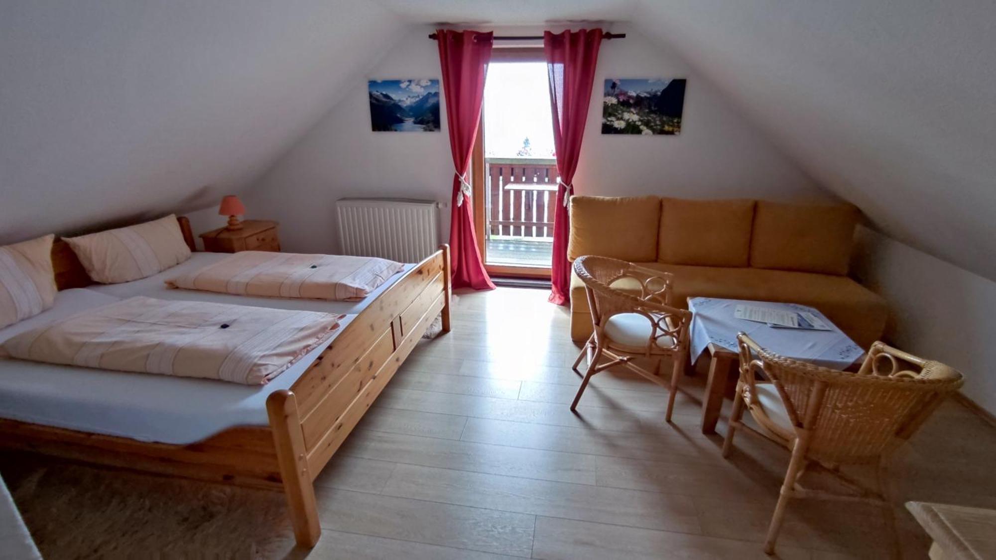 Berggasthaus & Pension Schoene Aussicht คลินเงนธาล ภายนอก รูปภาพ